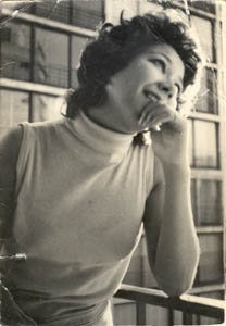 Dora en el balc&oacute;n