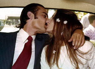 besandose con su novia