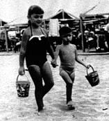 con su hermana adriana