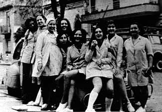 Con sus companeras de trabajo