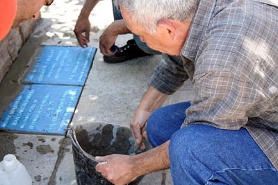 Baldosa en memoria de Juan Carlos por la Comisi&oacute;n x Memoria 
y Justicia de Villa Lugano, Villa Soldati y Villa Celina