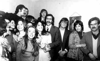 El d&iacute;a de su casamiento con sus amigos