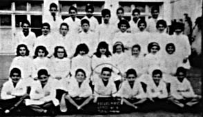 con sus companheros de escuela