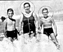 con su mama y hermano