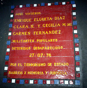 Baldosa en honor a Luis Elgueta y famila