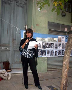 Hermana de Luis Elgueta frente a la puerta de su casa