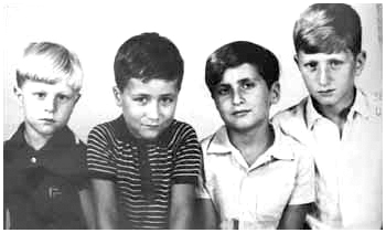 Eduardo Germano con sus tres hermanos