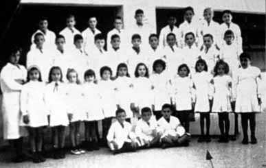 con sus companeros de escuela