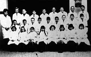 con sus companeros de escuela