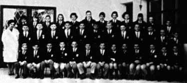 con sus companeros de escuela