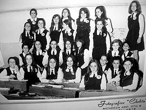 Susana Moras con sus compa&ntilde;eras del secundario