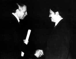 Obteniendo su diploma de medico