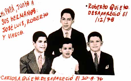 con sus hermanos de chico