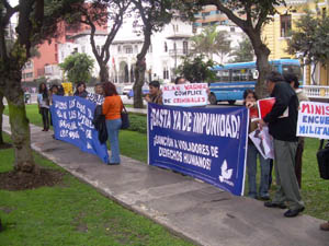 exigiendo la desclasificacion de documentos